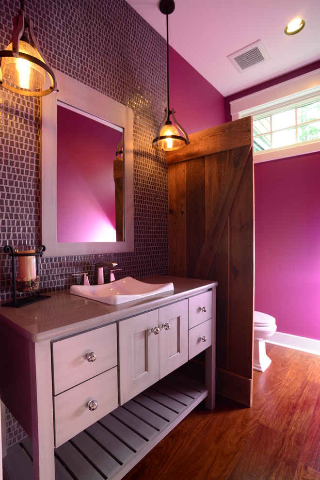 Foto di una stanza da bagno stile marinaro di medie dimensioni con ante lisce, ante grigie, top in quarzo composito, piastrelle grigie, piastrelle a mosaico, pareti rosa e pavimento in legno massello medio