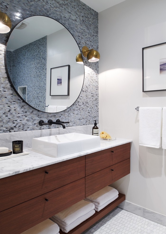 Идея дизайна: главная ванная комната среднего размера в современном стиле с плоскими фасадами, темными деревянными фасадами, серой плиткой, плиткой мозаикой, белыми стенами, полом из мозаичной плитки, настольной раковиной, белым полом и мраморной столешницей