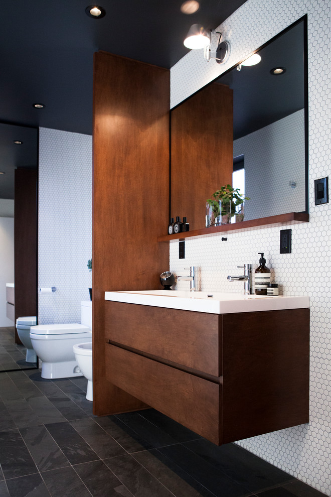Idee per una stanza da bagno design con ante lisce, ante in legno bruno e pareti bianche