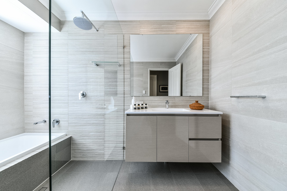 Bild på ett funkis badrum, med släta luckor, ett badkar i en alkov, en öppen dusch, beige kakel, grå kakel, ett undermonterad handfat och med dusch som är öppen