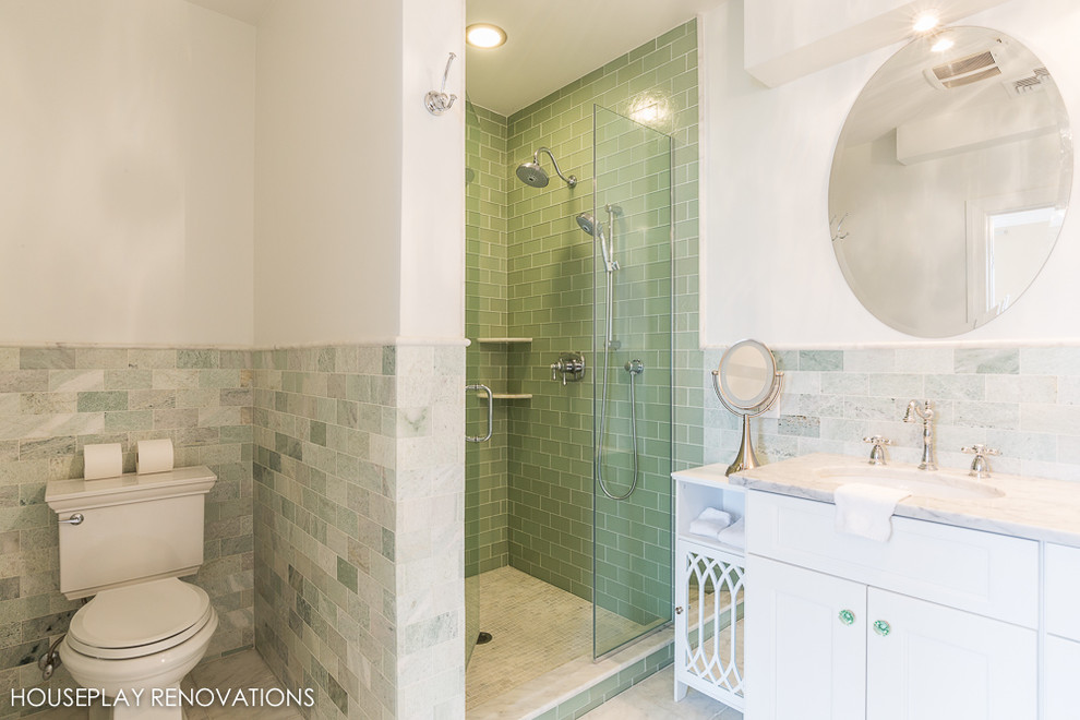 Idéer för mellanstora funkis en-suite badrum, med en dusch i en alkov, skåp i shakerstil, vita skåp, en toalettstol med separat cisternkåpa, grön kakel, tunnelbanekakel, vita väggar, marmorgolv, ett undermonterad handfat och marmorbänkskiva