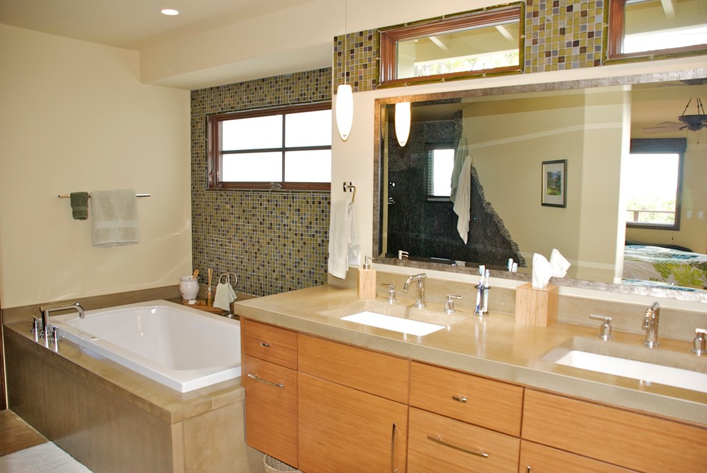 Источник вдохновения для домашнего уюта: главная ванная комната среднего размера в морском стиле с плоскими фасадами, светлыми деревянными фасадами, гидромассажной ванной, душем в нише, разноцветной плиткой, стеклянной плиткой, желтыми стенами, полом из бамбука, врезной раковиной и столешницей из бетона