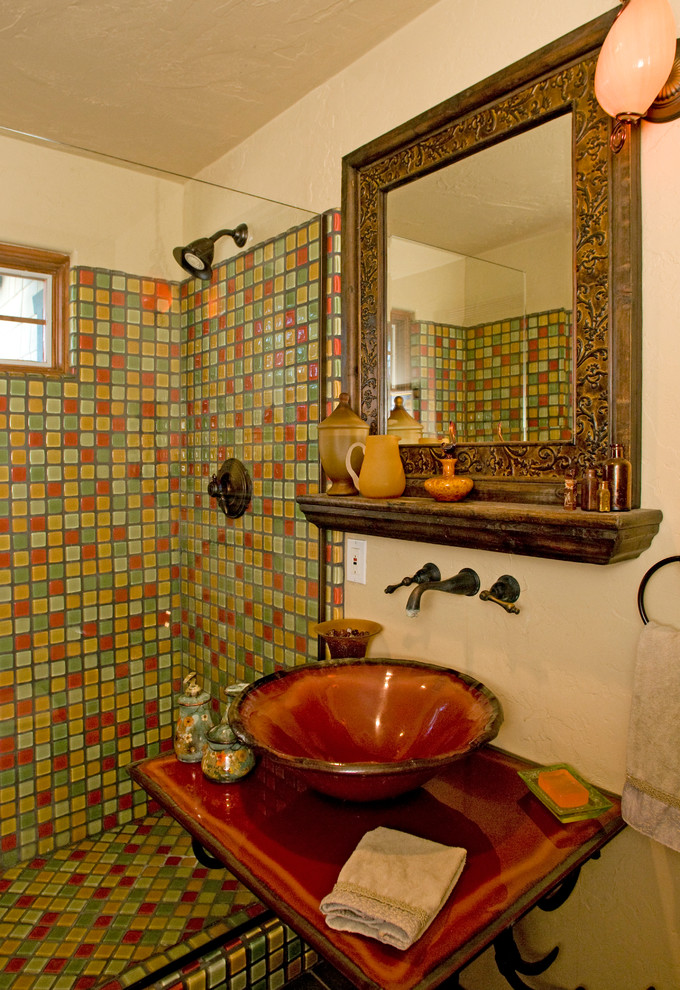 Immagine di una stanza da bagno tropicale di medie dimensioni con top in vetro, piastrelle di vetro, pareti beige, pavimento in ardesia, doccia alcova e lavabo a bacinella
