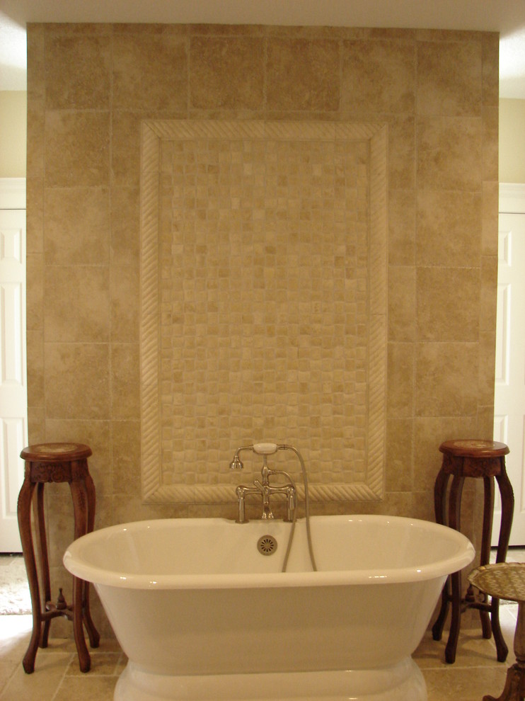 Immagine di una stanza da bagno padronale chic di medie dimensioni con vasca freestanding, WC a due pezzi, pareti beige e pavimento in travertino