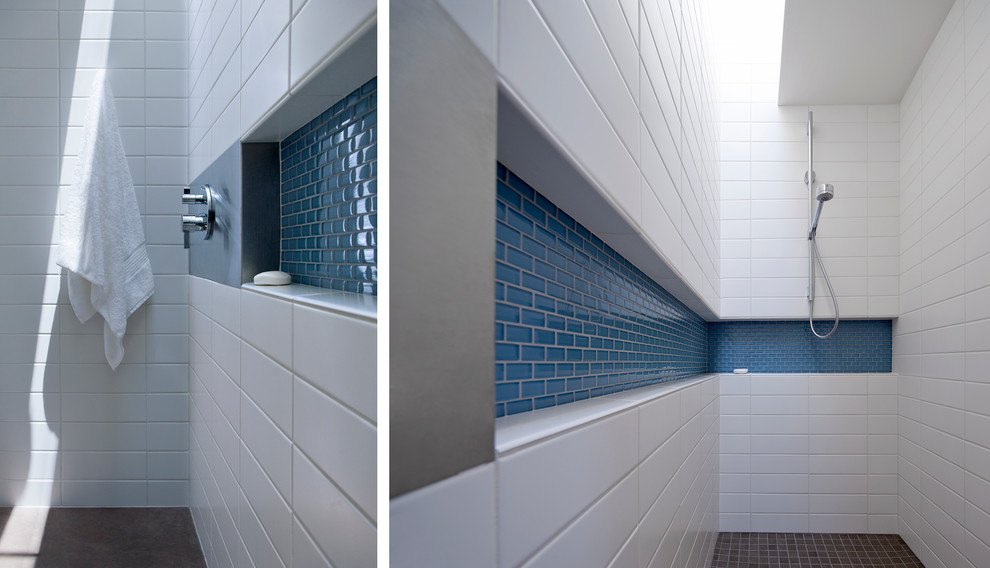 Ejemplo de cuarto de baño minimalista con baldosas y/o azulejos blancos y paredes blancas