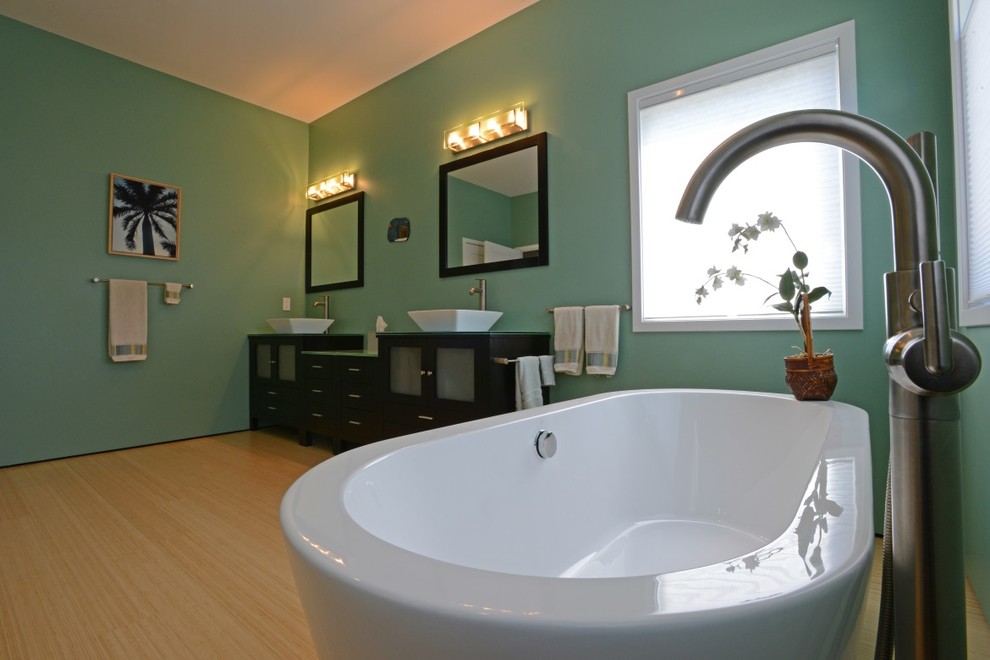 Großes Maritimes Badezimmer En Suite mit Aufsatzwaschbecken, Doppeldusche, Toilette mit Aufsatzspülkasten, blauer Wandfarbe und hellem Holzboden in Sonstige