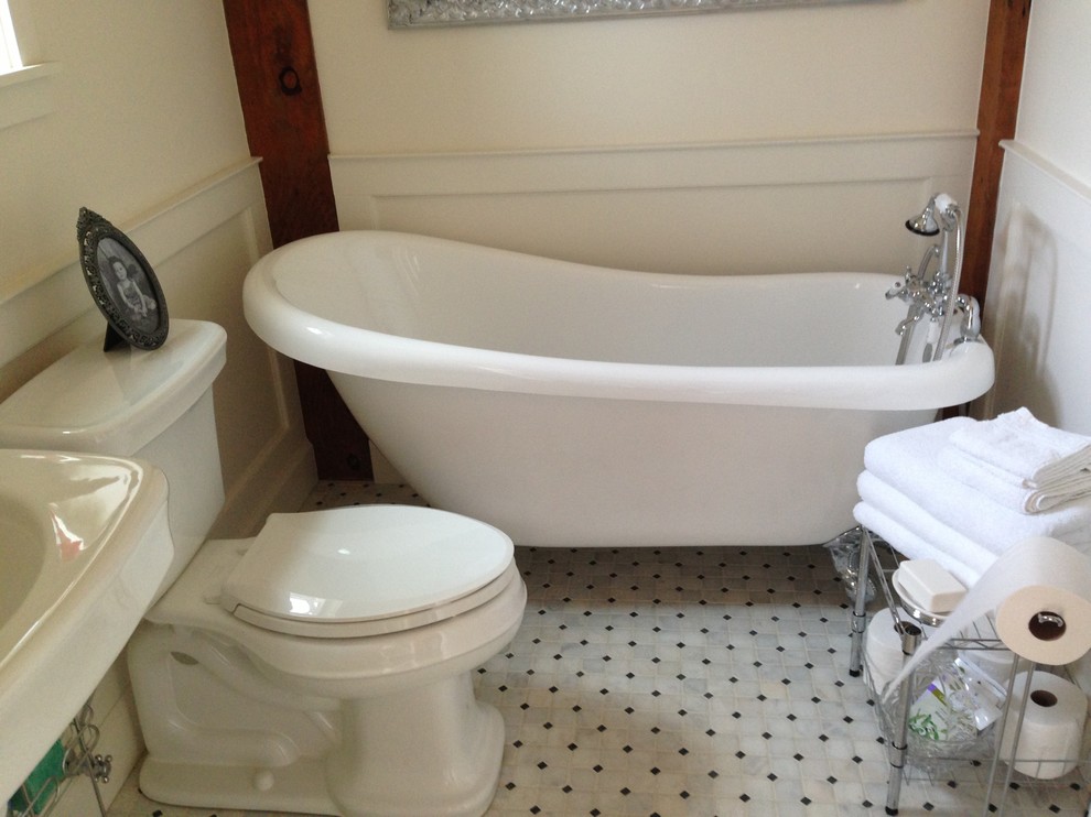 На фото: маленькая ванная комната в стиле кантри с раковиной с пьедесталом, ванной на ножках, раздельным унитазом, белой плиткой, белыми стенами, мраморным полом и душевой кабиной для на участке и в саду с