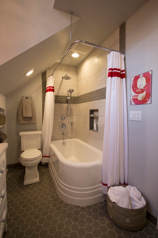 Inspiration pour une salle de bain traditionnelle de taille moyenne pour enfant avec un placard à porte shaker, des portes de placard blanches, une baignoire d'angle, un combiné douche/baignoire, WC à poser, un carrelage gris, des carreaux de céramique, un mur gris, un sol en carrelage de céramique, un lavabo intégré, un plan de toilette en surface solide, un sol gris, une cabine de douche avec un rideau, un plan de toilette blanc, buanderie, meuble simple vasque, meuble-lavabo sur pied et un plafond voûté.