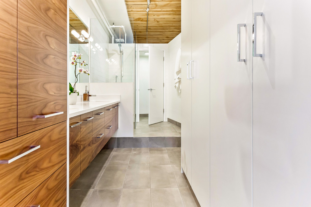 Свежая идея для дизайна: главная ванная комната в стиле лофт с плоскими фасадами, фасадами цвета дерева среднего тона, душем в нише, белыми стенами, врезной раковиной, серым полом, открытым душем и белой столешницей - отличное фото интерьера