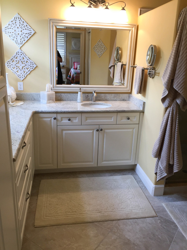 Idéer för små vintage en-suite badrum, med ett undermonterad handfat, luckor med upphöjd panel, vita skåp, granitbänkskiva, grå kakel, gula väggar och klinkergolv i porslin