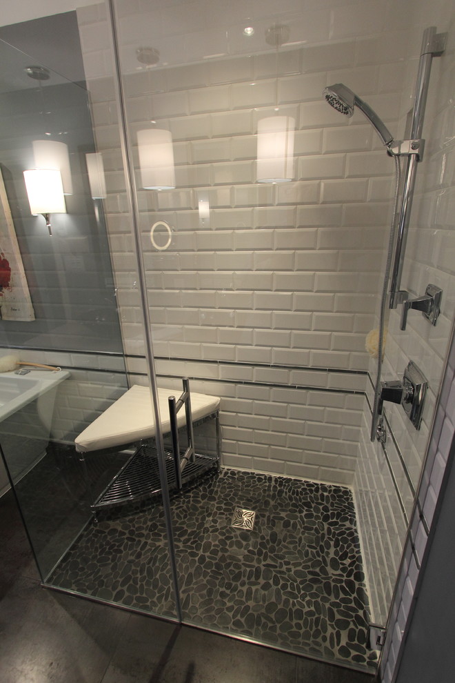 Inspiration för ett stort vintage en-suite badrum, med möbel-liknande, skåp i mörkt trä, ett fristående badkar, en kantlös dusch, grå väggar, klinkergolv i keramik, vit kakel, tunnelbanekakel, brunt golv och dusch med gångjärnsdörr