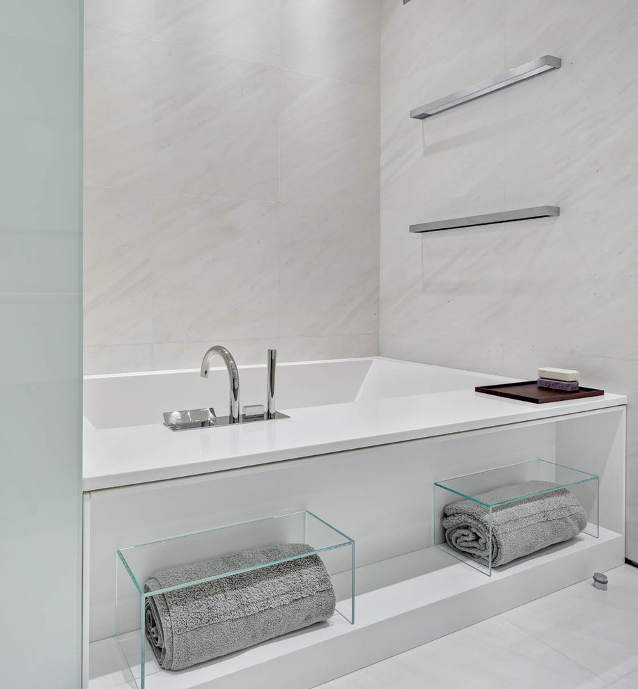 Foto di una stanza da bagno contemporanea con vasca ad alcova e piastrelle bianche