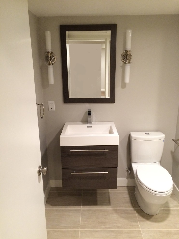 Cette photo montre une petite salle de bain moderne en bois foncé avec un placard à porte plane, WC à poser, un mur gris, un sol en carrelage de céramique, un lavabo intégré, un plan de toilette en surface solide, un sol gris, une cabine de douche à porte battante et un plan de toilette blanc.
