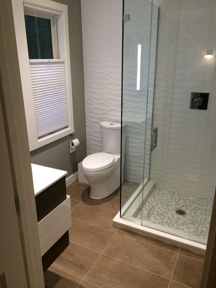 Источник вдохновения для домашнего уюта: маленькая ванная комната в стиле модернизм с угловым душем, унитазом-моноблоком, полом из цементной плитки, душевой кабиной, душем с распашными дверями, черными фасадами, белой плиткой, керамической плиткой, серыми стенами, столешницей из искусственного кварца, коричневым полом и белой столешницей для на участке и в саду
