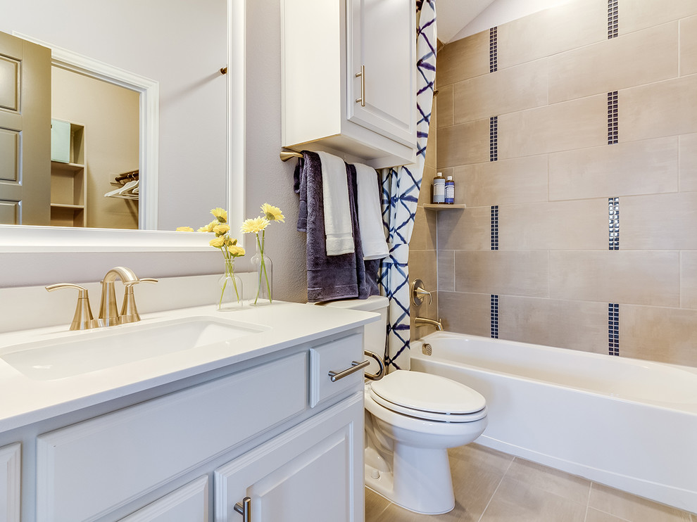 Стильный дизайн: маленькая детская ванная комната в стиле модернизм с фасадами с выступающей филенкой, белыми фасадами, душем над ванной, унитазом-моноблоком, бежевой плиткой, плиткой мозаикой, серыми стенами, полом из керамической плитки, врезной раковиной, бежевым полом, шторкой для ванной и белой столешницей для на участке и в саду - последний тренд