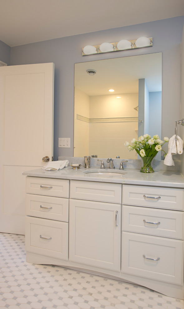 Klassisches Badezimmer mit Schrankfronten mit vertiefter Füllung, weißen Schränken, Duschnische und weißen Fliesen in Boston