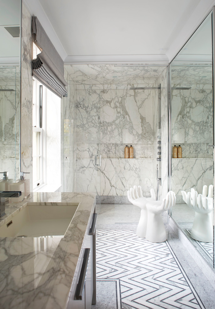 Inspiration pour une salle de bain avec un placard en trompe-l'oeil, des portes de placard blanches, une douche ouverte, WC séparés, un carrelage gris, mosaïque, un mur blanc, un sol en marbre, un lavabo posé et un plan de toilette en marbre.