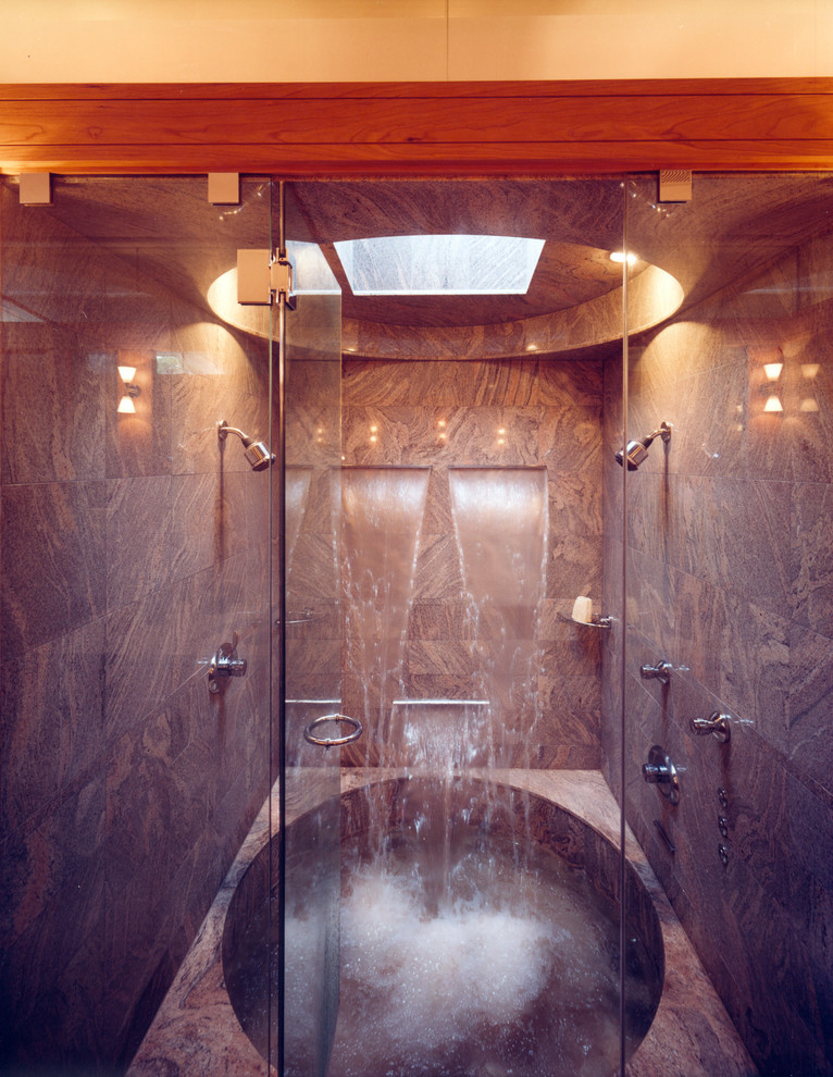 Идея дизайна: главная ванная комната среднего размера в стиле модернизм с ванной в нише, душем над ванной, бежевыми стенами, коричневой плиткой и керамогранитной плиткой