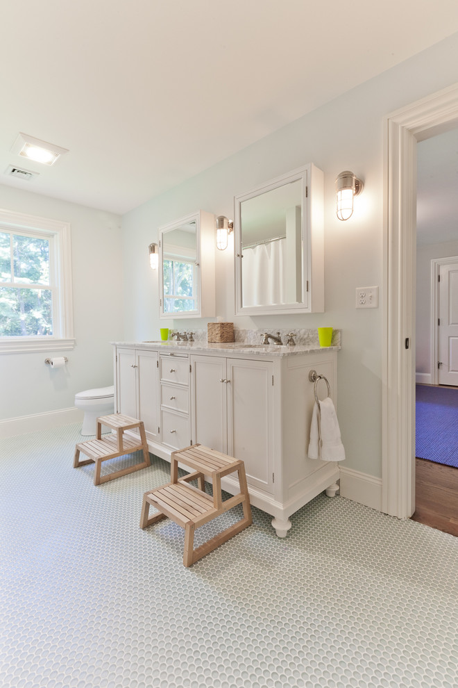 Стильный дизайн: детская ванная комната в классическом стиле с врезной раковиной, фасадами с утопленной филенкой, белыми фасадами и окном - последний тренд