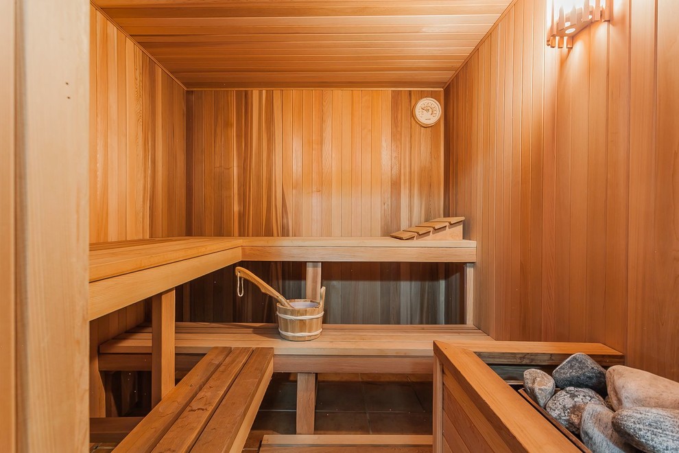 Modelo de sauna contemporánea de tamaño medio con paredes marrones y suelo de baldosas de cerámica