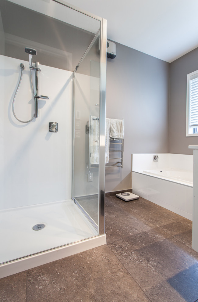 Пример оригинального дизайна: главная ванная комната среднего размера в современном стиле с накладной ванной, угловым душем, коричневой плиткой, керамической плиткой, серыми стенами и пробковым полом