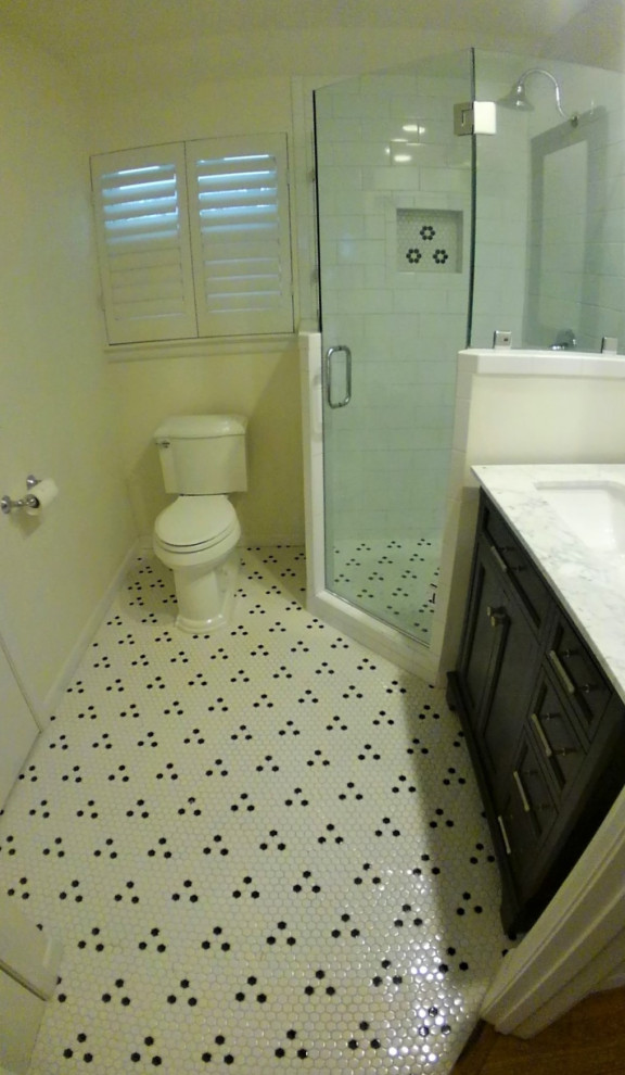 Idéer för små funkis vitt badrum med dusch, med skåp i shakerstil, svarta skåp, en hörndusch, en toalettstol med separat cisternkåpa, vit kakel, tunnelbanekakel, beige väggar, klinkergolv i porslin, ett integrerad handfat, marmorbänkskiva, vitt golv och dusch med gångjärnsdörr