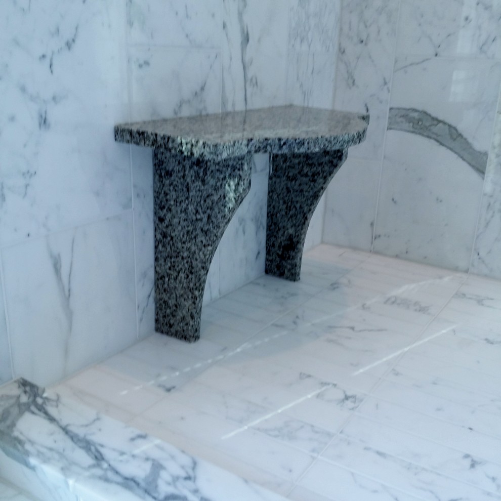 Cette photo montre une grande salle de bain principale moderne avec un placard à porte shaker, des portes de placard blanches, une douche double, un carrelage blanc, un carrelage de pierre, un mur gris, un sol en linoléum, un lavabo encastré et un plan de toilette en granite.