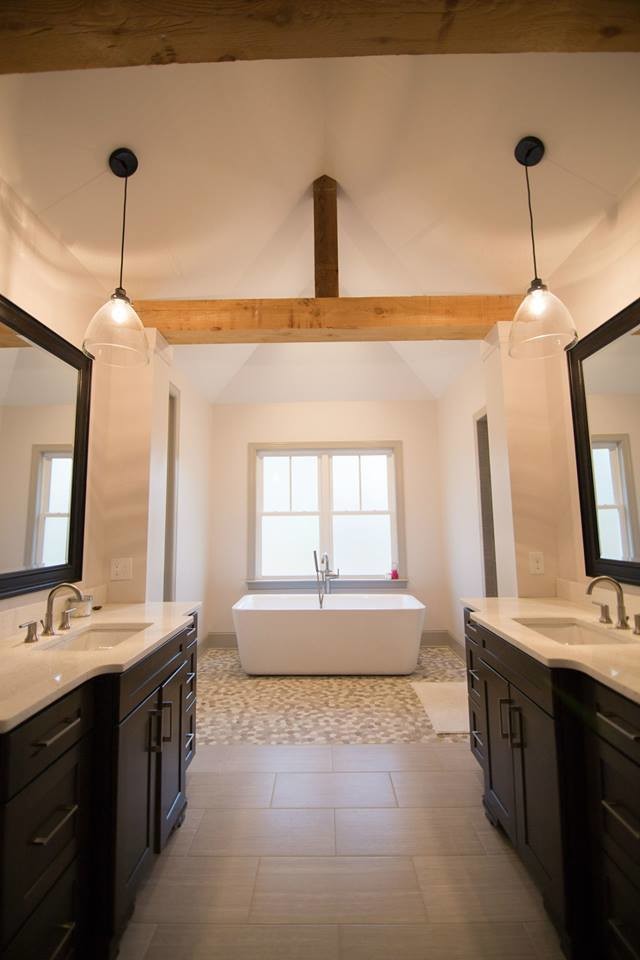 Imagen de cuarto de baño principal clásico renovado con puertas de armario de madera en tonos medios, bañera exenta y encimera de cuarzo compacto