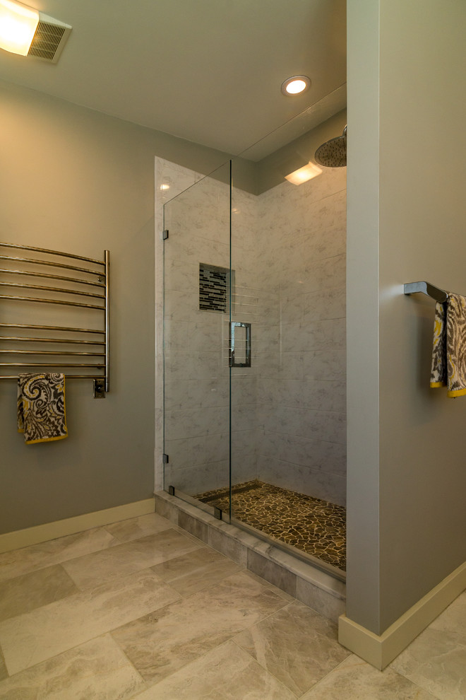 Exemple d'une grande douche en alcôve principale chic en bois brun avec un placard à porte plane, une baignoire indépendante, WC séparés, un carrelage blanc, un carrelage de pierre, un mur gris, un sol en marbre, un lavabo encastré et un plan de toilette en marbre.