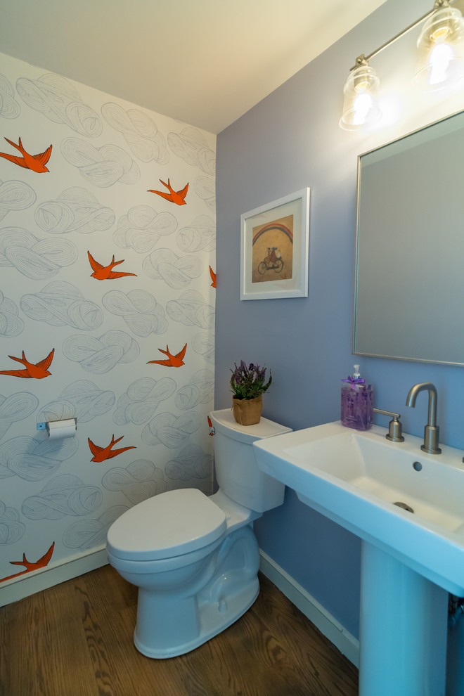 Aménagement d'une petite salle de bain moderne avec WC séparés, un mur bleu, un sol en bois brun et un lavabo de ferme.