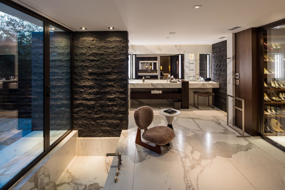 Стильный дизайн: главная ванная комната в стиле модернизм с белым полом и белой столешницей - последний тренд