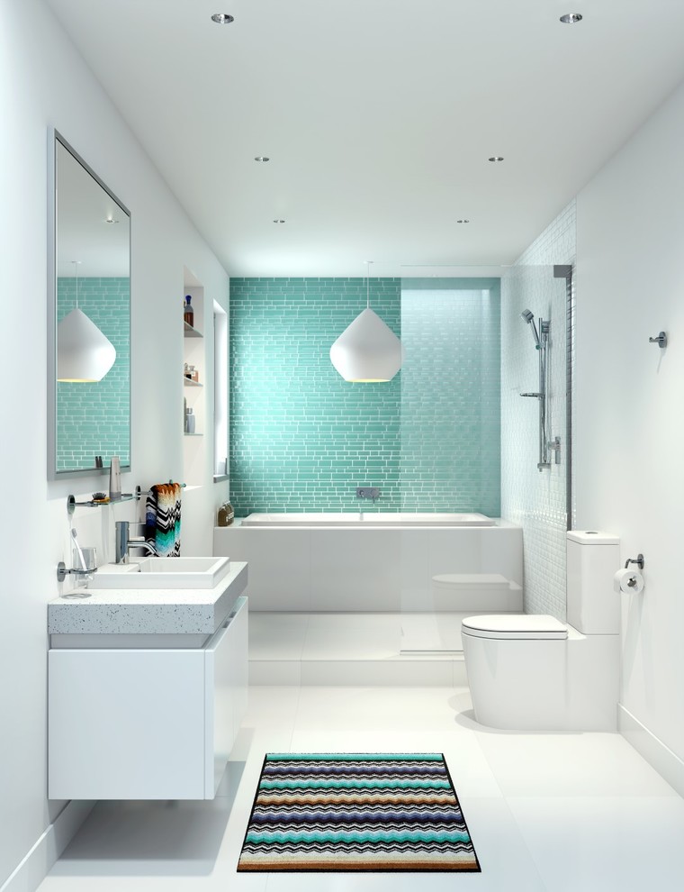 Стильный дизайн: большая главная ванная комната с открытым душем, унитазом-моноблоком и белыми стенами - последний тренд