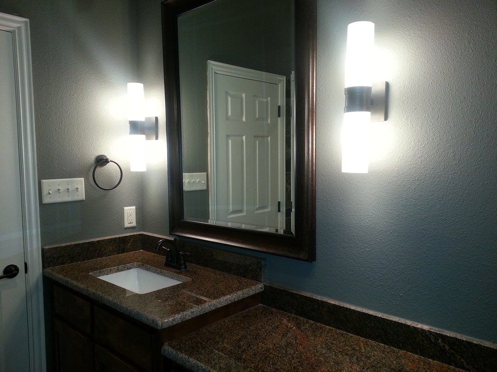 Klassisches Badezimmer En Suite mit Unterbauwaschbecken, Schrankfronten im Shaker-Stil, dunklen Holzschränken, Granit-Waschbecken/Waschtisch, grüner Wandfarbe und Schieferboden in Dallas