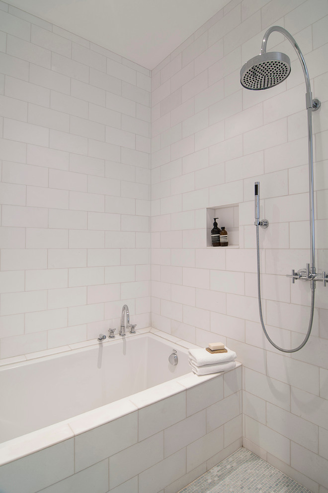 Réalisation d'une salle de bain minimaliste avec une baignoire encastrée, une douche ouverte, un carrelage blanc, un carrelage métro et aucune cabine.