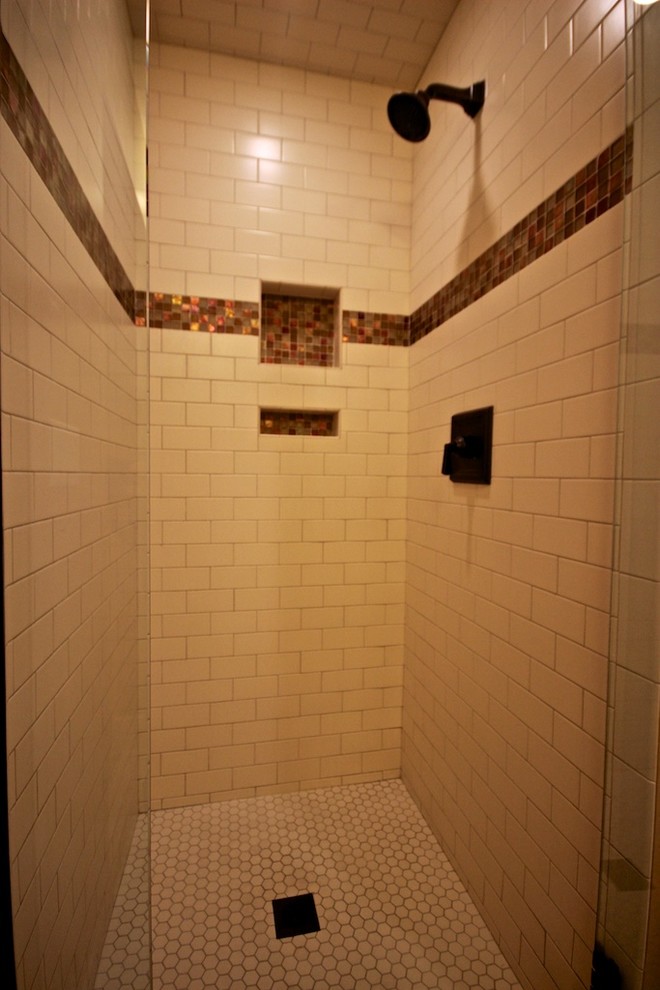 Idées déco pour une salle de bain principale craftsman en bois brun de taille moyenne avec un placard à porte shaker, une baignoire en alcôve, une douche d'angle, WC à poser, un carrelage blanc, un carrelage métro, un mur beige, un sol en carrelage de terre cuite, un lavabo encastré et un plan de toilette en granite.