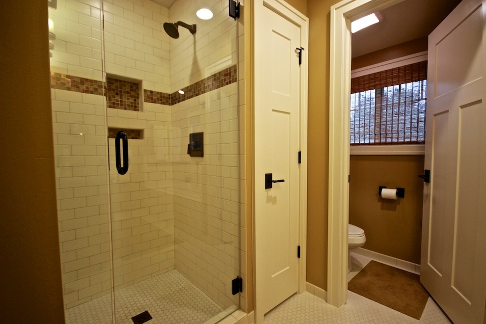 Idéer för ett mellanstort amerikanskt en-suite badrum, med skåp i shakerstil, skåp i mellenmörkt trä, ett badkar i en alkov, en hörndusch, en toalettstol med hel cisternkåpa, vit kakel, tunnelbanekakel, beige väggar, mosaikgolv, ett undermonterad handfat och granitbänkskiva
