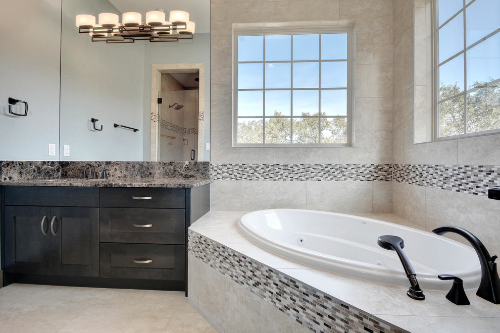 Exempel på ett mellanstort modernt en-suite badrum, med luckor med infälld panel, svarta skåp, ett hörnbadkar, våtrum, beige kakel, keramikplattor, beige väggar, klinkergolv i keramik, ett undermonterad handfat och granitbänkskiva