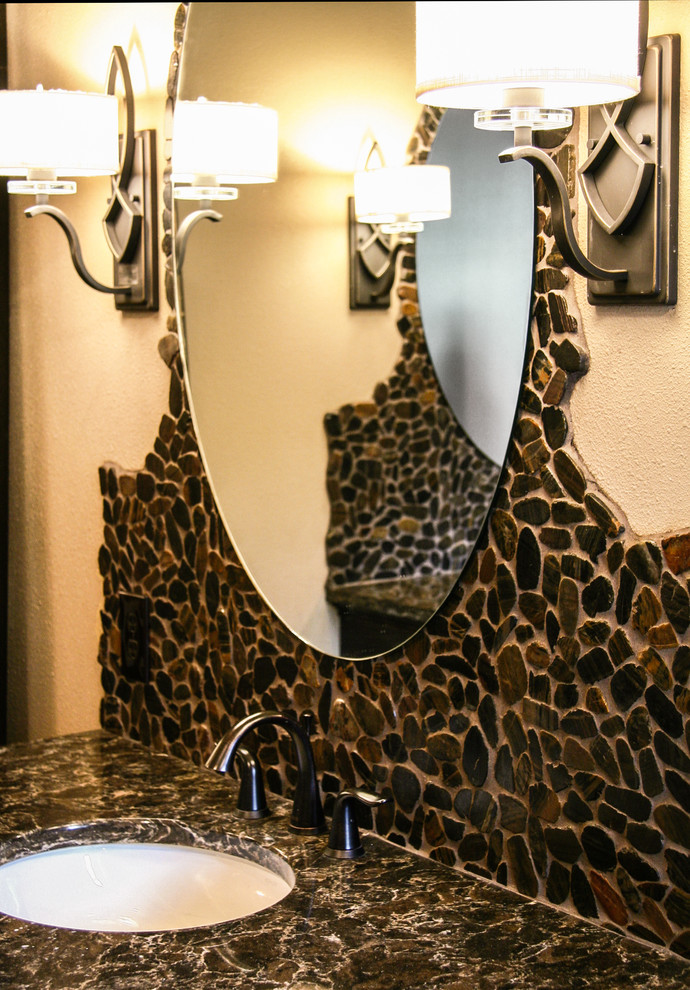 Immagine di una stanza da bagno padronale rustica di medie dimensioni con ante a filo, ante in legno bruno, piastrelle multicolore, piastrelle di ciottoli, pareti beige, pavimento in gres porcellanato e lavabo sottopiano