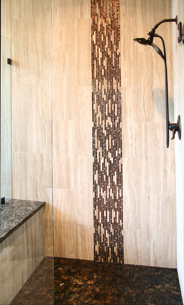 Exempel på ett mellanstort modernt en-suite badrum, med luckor med profilerade fronter, skåp i mörkt trä, flerfärgad kakel, kakel i småsten, beige väggar, klinkergolv i porslin och ett undermonterad handfat