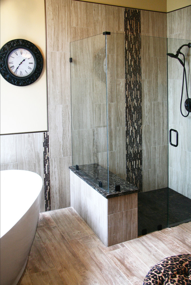 Пример оригинального дизайна: главная ванная комната среднего размера в современном стиле с фасадами с декоративным кантом, темными деревянными фасадами, разноцветной плиткой, галечной плиткой, бежевыми стенами, полом из керамогранита и врезной раковиной