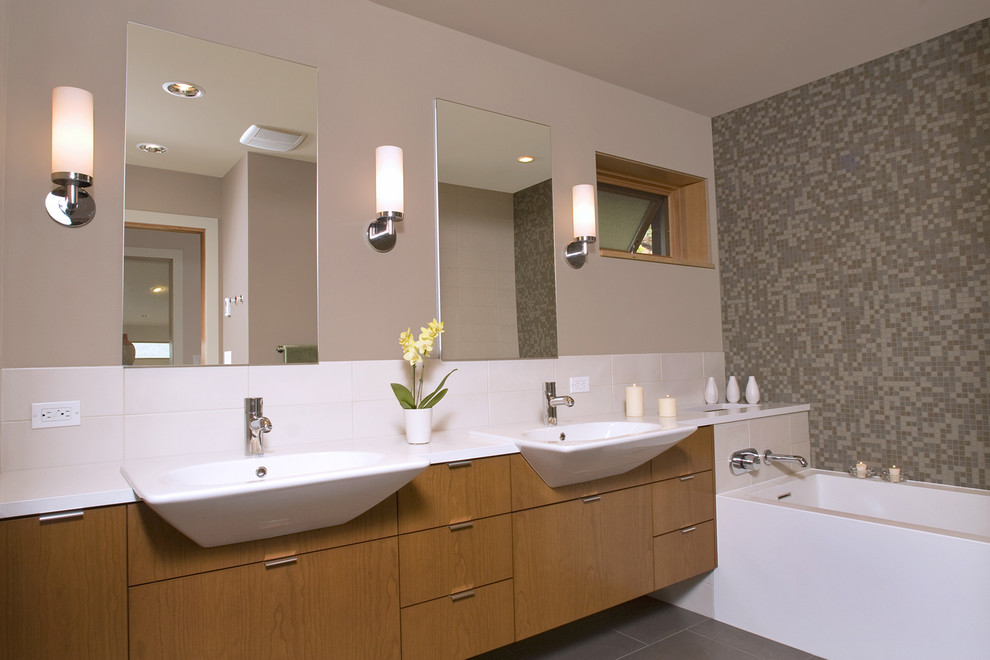 Esempio di una stanza da bagno design con piastrelle a mosaico