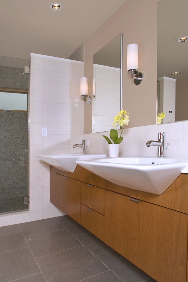 Пример оригинального дизайна: ванная комната: освещение в современном стиле с настольной раковиной