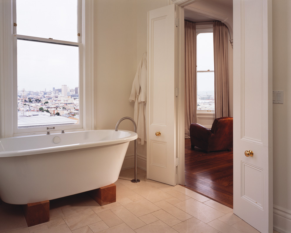 Idéer för funkis badrum, med luckor med infälld panel, vita skåp och ett fristående badkar