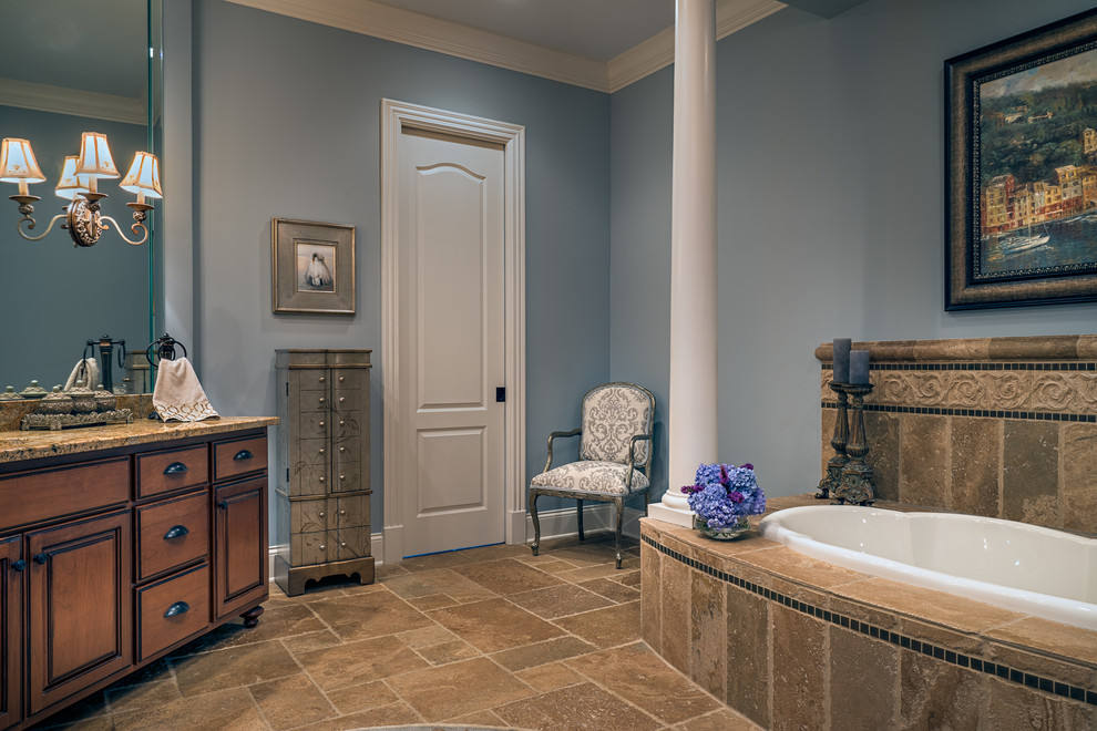 ナッシュビルにあるお手頃価格の中くらいなコンテンポラリースタイルのおしゃれなバスルーム (浴槽なし) (レイズドパネル扉のキャビネット、濃色木目調キャビネット、ドロップイン型浴槽、青い壁、トラバーチンの床、木製洗面台) の写真