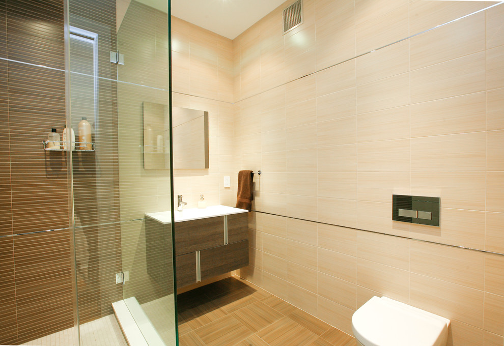 Idee per una stanza da bagno padronale design con WC monopezzo e pareti beige