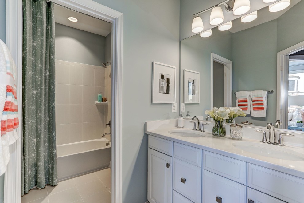 Idéer för ett stort klassiskt en-suite badrum, med luckor med upphöjd panel, grå skåp, vit kakel, grå väggar, ett undermonterad handfat, marmorbänkskiva, vitt golv, en dusch/badkar-kombination, porslinskakel, klinkergolv i porslin och dusch med duschdraperi