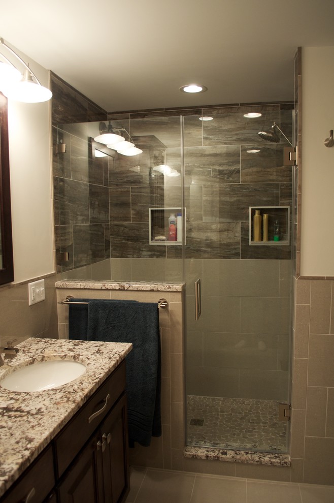 Bild på ett mellanstort eklektiskt en-suite badrum, med skåp i shakerstil, skåp i mörkt trä, ett platsbyggt badkar, en dusch i en alkov, en toalettstol med separat cisternkåpa, grå kakel, porslinskakel, grå väggar, klinkergolv i porslin, ett undermonterad handfat och granitbänkskiva
