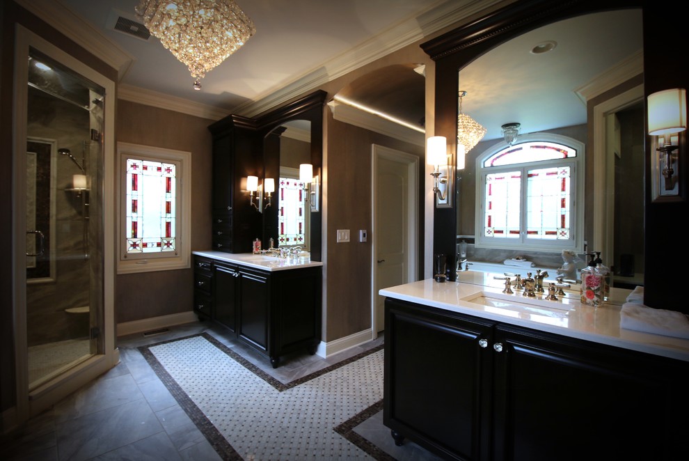 Пример оригинального дизайна: большая главная ванная комната в классическом стиле с фасадами островного типа, темными деревянными фасадами, полновстраиваемой ванной, угловым душем, раздельным унитазом, серой плиткой, плиткой мозаикой, бежевыми стенами, полом из керамической плитки, врезной раковиной и столешницей из искусственного кварца