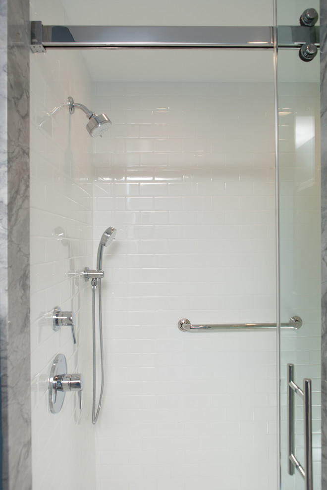 Пример оригинального дизайна: маленькая главная ванная комната в стиле неоклассика (современная классика) с фасадами в стиле шейкер, белыми фасадами, душем в нише, унитазом-моноблоком, белой плиткой, плиткой кабанчик, синими стенами, полом из керамогранита, накладной раковиной, столешницей из искусственного кварца, серым полом, душем с раздвижными дверями и серой столешницей для на участке и в саду