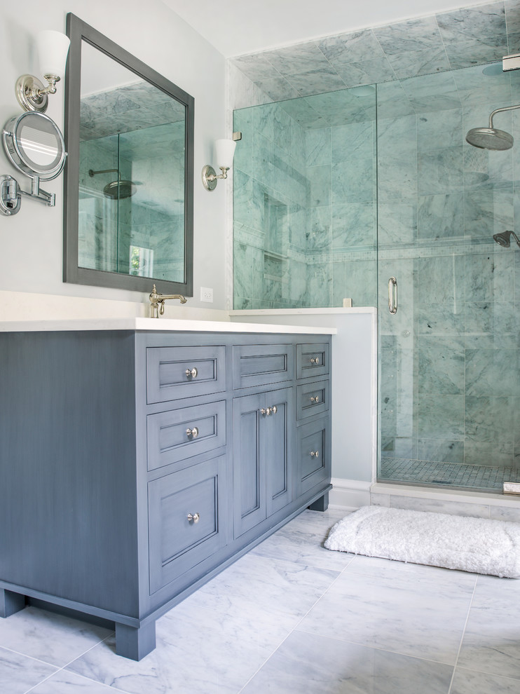 Idéer för ett mellanstort klassiskt vit en-suite badrum, med ett undermonterad handfat, bänkskiva i kvartsit, ett badkar med tassar, en dusch i en alkov, en toalettstol med separat cisternkåpa, grå kakel, stenkakel, marmorgolv, möbel-liknande, vitt golv, dusch med gångjärnsdörr, blå skåp och blå väggar